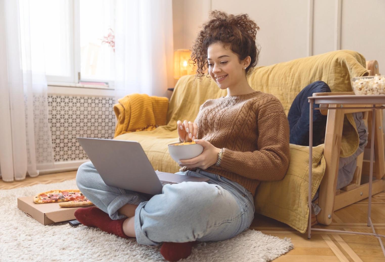 Estudiante revisando análisis financiero personalizado